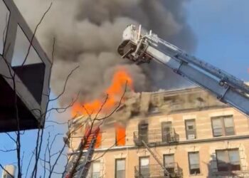 INCENDIO EN EL UPPER WEST SIDE DEJA SEIS HERIDOS Y COLAPSO PARCIAL DE TECHO