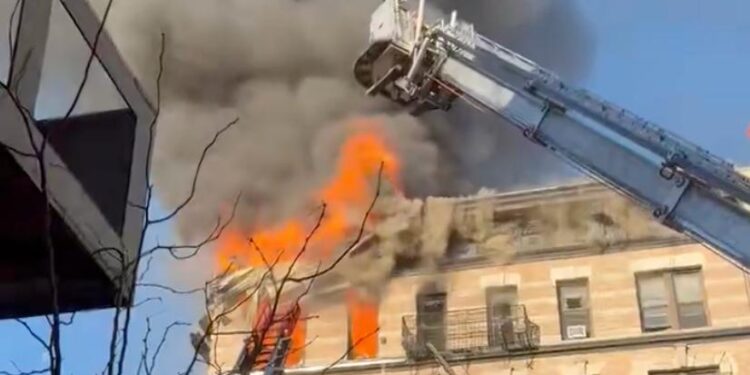 INCENDIO EN EL UPPER WEST SIDE DEJA SEIS HERIDOS Y COLAPSO PARCIAL DE TECHO 1 INCENDIO EN EL UPPER WEST SIDE DEJA SEIS HERIDOS Y COLAPSO PARCIAL DE TECHO