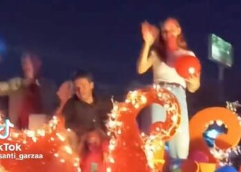 ‘SAMUEL DEBES UN CELULAR’; TUMBA MANDATARIO ESTATAL DISPOSITIVO EN DESFILE NAVIDEÑO.