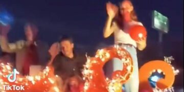 'SAMUEL DEBES UN CELULAR'; TUMBA MANDATARIO ESTATAL DISPOSITIVO EN DESFILE NAVIDEÑO. 2 ‘SAMUEL DEBES UN CELULAR’; TUMBA MANDATARIO ESTATAL DISPOSITIVO EN DESFILE NAVIDEÑO.