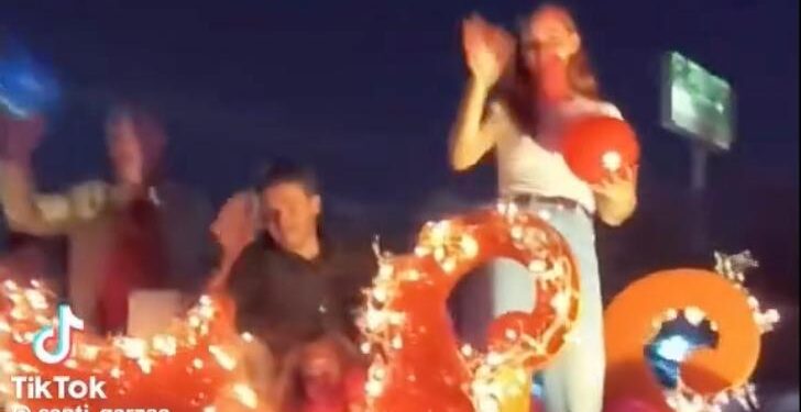 'SAMUEL DEBES UN CELULAR'; TUMBA MANDATARIO ESTATAL DISPOSITIVO EN DESFILE NAVIDEÑO. 1 ‘SAMUEL DEBES UN CELULAR’; TUMBA MANDATARIO ESTATAL DISPOSITIVO EN DESFILE NAVIDEÑO.