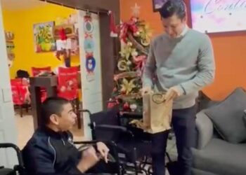 ENTREGA DAVID ELIZONDO SILLA DE RUEDAS Y JERSEY DE RAYADOS A JOVEN CON DISCAPACIDAD EN GUADALUPE