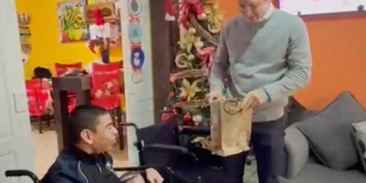 ENTREGA DAVID ELIZONDO SILLA DE RUEDAS Y JERSEY DE RAYADOS A JOVEN CON DISCAPACIDAD EN GUADALUPE 1 ENTREGA DAVID ELIZONDO SILLA DE RUEDAS Y JERSEY DE RAYADOS A JOVEN CON DISCAPACIDAD EN GUADALUPE