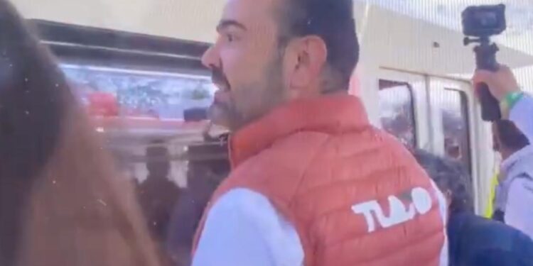 SE LE VA EL TREN; ALCALDE DE TLAJOMULCO SE QUEDA ABAJO EN INAUGURACIÓN DE LÍNEA 4 1 SE LE VA EL TREN; ALCALDE DE TLAJOMULCO SE QUEDA ABAJO EN INAUGURACIÓN DE LÍNEA 4