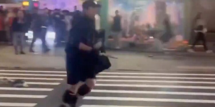 TERROR EN TAIWÁN: HOMBRE MATA A CUATRO Y DEJA VARIOS HERIDOS EN ATAQUE CON CUCHILLO Y BOMBAS DE HUMO EN ESTACIÓN DEL METRO