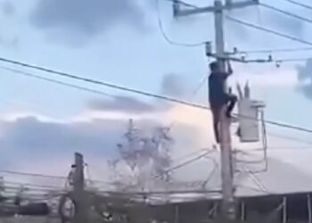 INTENTA HUIR DE LA POLICÍA SE ELECTROCUTA Y CAE DE POSTE EN JUÁREZ