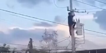 INTENTA HUIR DE LA POLICÍA SE ELECTROCUTA Y CAE DE POSTE EN JUÁREZ