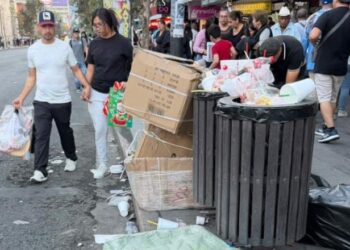 BLOQUEA MONTERREY LIMPIEZA DEL CENTRO; IMPIDE TRÁNSITO REGIO TAREAS DE LIMPIALEÓN ANTE DESBORDAMIENTO DE BASURA EN EL PRIMER CUADRO