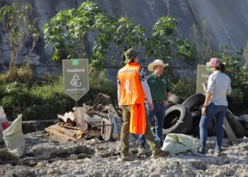 RETIRA PARTICIPACIÓN CIUDADANA 60 TONELADAS DE RESIDUOS DEL RÍO SANTA CATARINA; CIERRAN 2025 CON 812 LLANTAS SACADAS DEL CAUCE