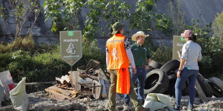 RETIRA PARTICIPACIÓN CIUDADANA 60 TONELADAS DE RESIDUOS DEL RÍO SANTA CATARINA; CIERRAN 2025 CON 812 LLANTAS SACADAS DEL CAUCE