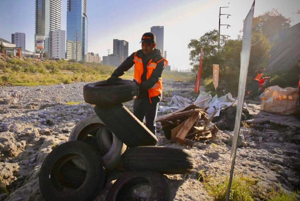 RETIRA PARTICIPACIÓN CIUDADANA 60 TONELADAS DE RESIDUOS DEL RÍO SANTA CATARINA; CIERRAN 2025 CON 812 LLANTAS SACADAS DEL CAUCE 2 IMAGE 2025 12 28 145652