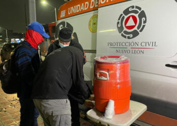 IMPLEMENTA PROTECCIÓN CIVIL DEL ESTADO ‘OPERATIVO CHOCOLATE’; ENTREGAN COBIJAS Y BEBIDAS CALIENTES AFUERA DE HOSPITAL