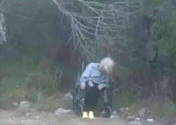 ABANDONAN A ABUELITA EN SILLA DE RUEDAS A ORILLA DE LA CARRETERA EN MATAMOROS