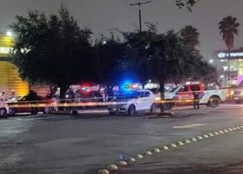 EJECUTAN A 2 EN MONTERREY; MATAN A HOMBRES EN ESTACIONAMIENTO DE RESTAURANTES AL SUR