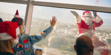 DESCIENDE SANTA CLAUS A RAPPEL EN HOSPITAL MATERNO INFANTIL