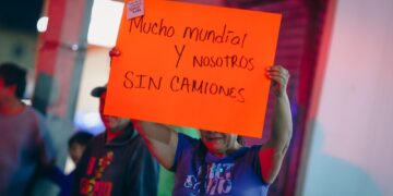 ARMAN PROTESTA “FAKE” EN DESFILE NAVIDEÑO DE SAN NICOLÁS; DOTA PAN A LIDERESAS DE PANCARTAS Y OLVIDA RETIRAR ETIQUETAS CON INDICACIONES