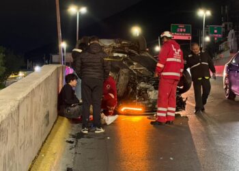 VUELCA MENOR AUTO EN LEONES; SOBREVIVE A PÉRDIDA TOTAL DE VEHÍCULO.