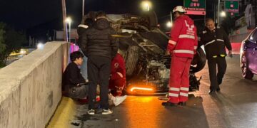 VUELCA MENOR AUTO EN LEONES; SOBREVIVE A PÉRDIDA TOTAL DE VEHÍCULO. 2 VUELCA MENOR AUTO EN LEONES; SOBREVIVE A PÉRDIDA TOTAL DE VEHÍCULO.