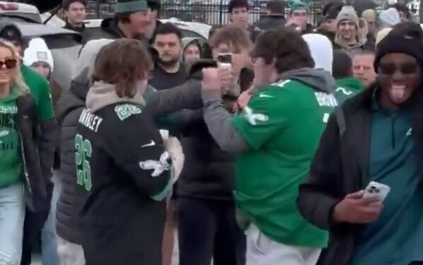 VIOLENTA RIÑA EN ESTACIONAMIENTO DE LOS EAGLES DEJA VARIOS HOSPITALIZADOS