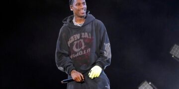 LA ODISEA DE CHRISTOPHER NOLAN: EL AMBICIOSO DEBUT CINEMATOGRÁFICO DE TRAVIS SCOTT