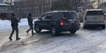 MATAN AGENTES DEL ICE A MUJER EN MINNESOTA; ARGUMENTAN QUE INTENTÓ EMBESTIR A OFICIALES, PERO VIDEO DESMIENTE VERSIÓN OFICIAL