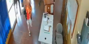 MUJER SE PRENDE FUEGO EN PROTESTA POR LA DETENCIÓN DE SU HIJO, EN ARGENTINA