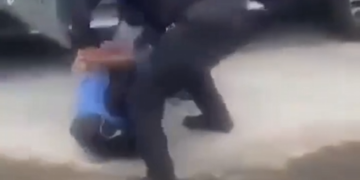 DIFUNDEN NUEVO ABUSO DE POLICÍA DE GARCÍA; GOLPEAN A MENOR SOMETIDO