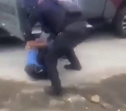 DIFUNDEN NUEVO ABUSO DE POLICÍA DE GARCÍA; GOLPEAN A MENOR SOMETIDO