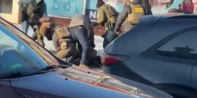 MATAN AGENTES DE INMIGRACIÓN DE EU A OTRA PERSONA EN MINNEAPOLIS