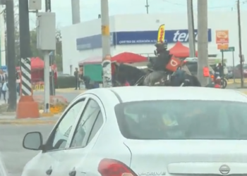 DIDI FOOD… ¡A TODO GALOPE!; CAPTAN A REPARTIDOR DE PLATAFORMA PRESTANDO SU SERVICIO MONTADO A CABALLO EN JUÁREZ