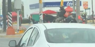 DIDI FOOD… ¡A TODO GALOPE!; CAPTAN A REPARTIDOR DE PLATAFORMA PRESTANDO SU SERVICIO MONTADO A CABALLO EN JUÁREZ