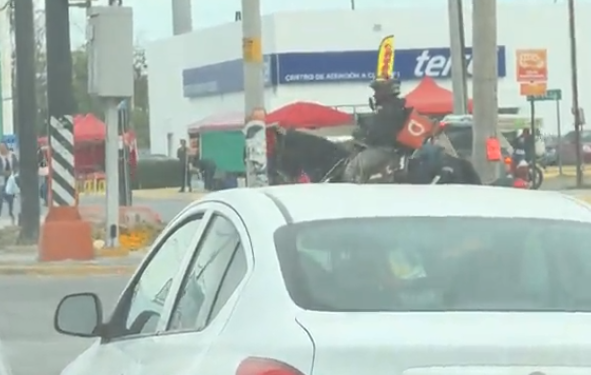 DIDI FOOD… ¡A TODO GALOPE!; CAPTAN A REPARTIDOR DE PLATAFORMA PRESTANDO SU SERVICIO MONTADO A CABALLO EN JUÁREZ