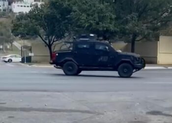 CATEAN RESIDENCIA EN SIERRA ALTA: DESPLIEGAN OPERATIVO CON VEHÍCULOS BLINDADOS; HAY TRES DETENIDOS