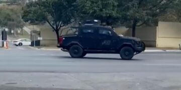 CATEAN RESIDENCIA EN SIERRA ALTA: DESPLIEGAN OPERATIVO CON VEHÍCULOS BLINDADOS; HAY TRES DETENIDOS 2 CATEAN RESIDENCIA EN SIERRA ALTA: DESPLIEGAN OPERATIVO CON VEHÍCULOS BLINDADOS; HAY TRES DETENIDOS