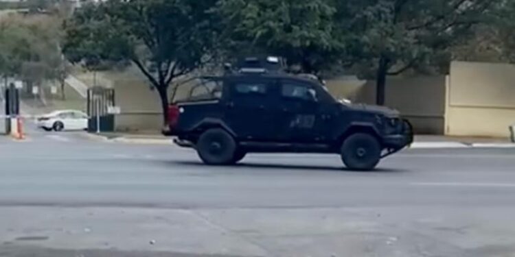 CATEAN RESIDENCIA EN SIERRA ALTA: DESPLIEGAN OPERATIVO CON VEHÍCULOS BLINDADOS; HAY TRES DETENIDOS