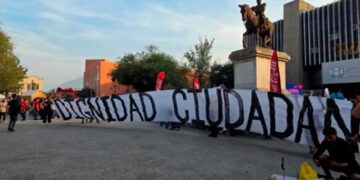 PROTESTAN EN MONTERREY CONTRA PREDIALAZO; EXIGEN A ADRIÁN DAR REVERSA AL AUMENTO