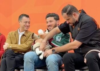 TRES POLÍTICOS Y UNA BEBÉ