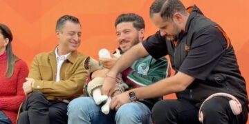 TRES POLÍTICOS Y UNA BEBÉ