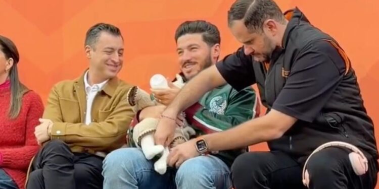 TRES POLÍTICOS Y UNA BEBÉ