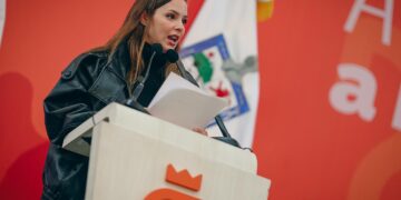 RECIBIRÁN 150 MIL MUJERES DE NUEVO LEÓN $2 MIL MENSUALES Y TRANSPORTE GRATIS; ENTREGAN SAMUEL Y MARIANA TARJETAS AYUDAMOS.