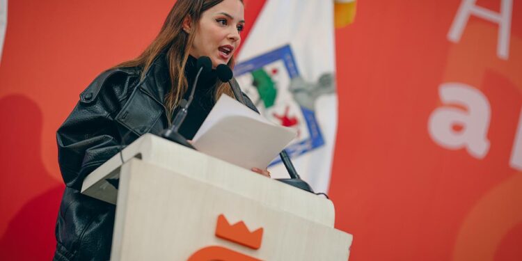 RECIBIRÁN 150 MIL MUJERES DE NUEVO LEÓN $2 MIL MENSUALES Y TRANSPORTE GRATIS; ENTREGAN SAMUEL Y MARIANA TARJETAS AYUDAMOS.