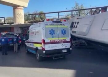 VUELCA CAMIÓN Y SE ESTRELLA CONTRA MERCADO EN FÉLIX U. GÓMEZ; PROVOCA CAOS Y MOVILIZACIÓN ACCIDENTE DE RUTA 405.