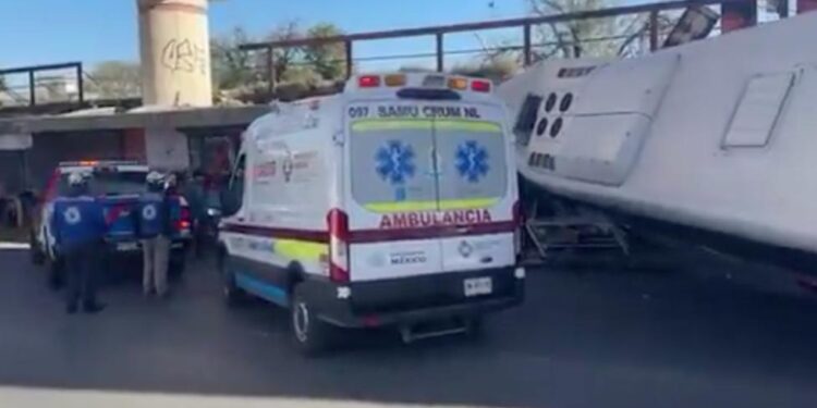 VUELCA CAMIÓN Y SE ESTRELLA CONTRA MERCADO EN FÉLIX U. GÓMEZ; PROVOCA CAOS Y MOVILIZACIÓN ACCIDENTE DE RUTA 405.