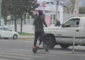 CASI SE LLEVAN AL SER DE LUZ; CONDUCTOR LE ECHA CAMIONETA ENCIMA A GIGNAC EN SCOOTER