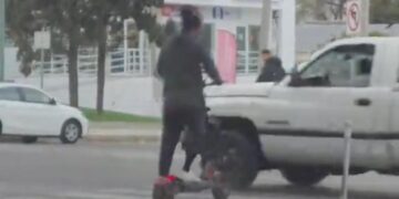 CASI SE LLEVAN AL SER DE LUZ; CONDUCTOR LE ECHA CAMIONETA ENCIMA A GIGNAC EN SCOOTER