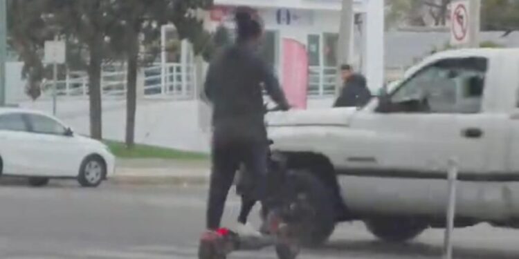 CASI SE LLEVAN AL SER DE LUZ; CONDUCTOR LE ECHA CAMIONETA ENCIMA A GIGNAC EN SCOOTER