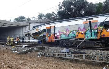 SEGUNDO ACCIDENTE FERROVIARIO EN ESPAÑA EN 48 HORAS DEJA UN MAQUINISTA MUERTO Y DECENAS DE HERIDOS