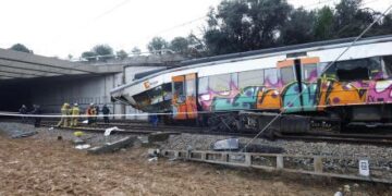 SEGUNDO ACCIDENTE FERROVIARIO EN ESPAÑA EN 48 HORAS DEJA UN MAQUINISTA MUERTO Y DECENAS DE HERIDOS