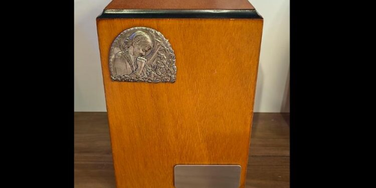 ABANDONAN URNA CON CENIZAS EN IGLESIA DE MONTERREY; ADVIERTE MONSEÑOR QUE SI NADIE LAS RECLAMA LAS ECHARÁN ‘AL RÍO’.