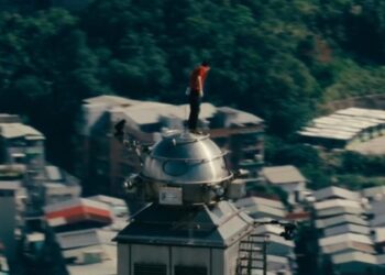 ESCALA RASCACIELOS EN TAIWÁN SIN EQUIPO DE SEGURIDAD; CONQUISTA ALEX HONNOLD EL TAIPEI 101